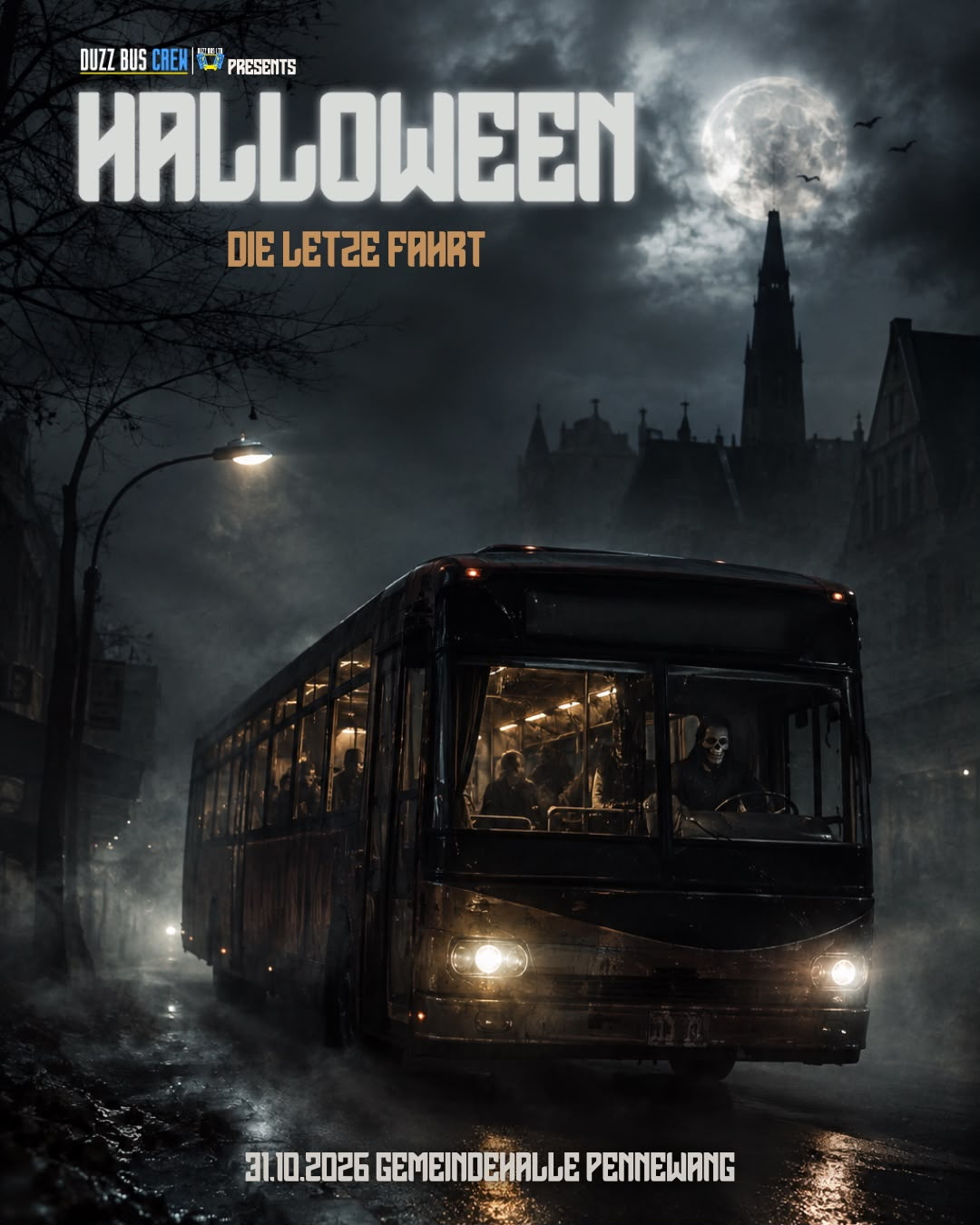 Flyer: Halloween – Die letzte Fahrt. Ein düsterer Bus im Nebel vor einer Kirche. 31.10.2026, Gemeindehalle Pennewang.